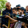 Дети больше всего толпились возле столов, где было разложено стрелковое оружие    — newsvl.ru
