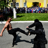 Также один из самых крепких бойцов продемонстрировал свое умение ломать доски голыми руками и ногами — newsvl.ru