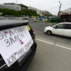 В районе 3-й Рабочей с утра стоят автомобили с плакатами — newsvl.ru