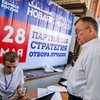 Сам секретарь регионального отделения "ЕР" Валентин Шуматов голосует — newsvl.ru