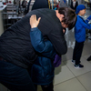 Родители с нетерпением ждали своих детей в здании аэропорта — newsvl.ru