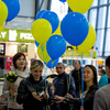 В аэропорту юных футболистов с цветами и воздушными шарами встречали родители — newsvl.ru
