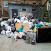 Во дворе по Адмирала Фокина, 4 мусор также не вывозят несколько недель — newsvl.ru