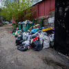 По словам местных жителей, бытовые отходы не вывозят уже около трех недель — newsvl.ru