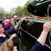 Владивостокцы последовали примеру курсантов и тоже возложили цветы к монументу — newsvl.ru