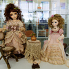 Шарнирные куколки Елены Орловой одеты в состаренные наряды, которые отражают разные эпохи — newsvl.ru