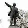 Одна из стандартных поз памятников Ленину: "Вперед, товарищи. так победим!" — newsvl.ru