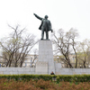 Памятник Ильичу на вокзале. Рука традиционно показывает курс на светлое будущее — newsvl.ru