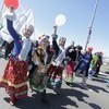 На мосту можно было встретить людей в национальных русских костюмах — newsvl.ru