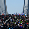 Люди заняли Золотой мост на всю ширину — newsvl.ru