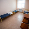 В комнатах, где размещены осужденные, у каждого есть своя кровать и тумбочка — newsvl.ru
