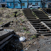 Территория дома №34 по Сахалинской до уборки мусора — newsvl.ru