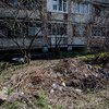 В основном отходы расположены под окнами дома со стороны балконов и на косогоре — newsvl.ru