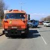 В субботу, 22 апреля, около 09:30 в районе Амурского залива произошло серьёзное ДТП с участием микрогрузовика Nissan Atlas и КамАЗа дорожных служб — newsvl.ru