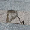 Тротуарная плитка местами разбита, но и ее обещают заменить. Но для этого потребуется проведение торгов — newsvl.ru