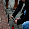 По окончании митинга люди зажгли и поставили свечи у Вечного огня — newsvl.ru