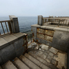 Подпорная стенка вдоль моря обнажила металлическую арматуру, плитка лежит в воде, а волны смыли часть лестниц — newsvl.ru