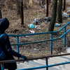 Лестница у фуникулера погрязла в мусоре — newsvl.ru