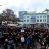 Толпа не расходилась - все ждали, пока задержанных выпустят — newsvl.ru