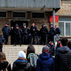 Полиция выстроилась на крыльце, люди ждали прямо на дороге  — newsvl.ru