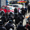 Пятеро сотрудников полиции грубо тащили женщину — newsvl.ru