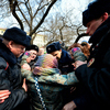 Одну женщину тащили несколько полицейских — newsvl.ru
