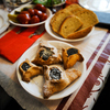 Изюминкой праздничного стола были традиционные угощения - треугольные пирожки с маком, так называемые «уши Амана»  — newsvl.ru