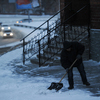 Частники расчищают от снега территорию возле магазинов  — newsvl.ru