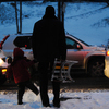 А для детей снег - это повод покататься на санках — newsvl.ru
