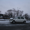 Nissan March на путепроводе не справился с управлением и ушёл в леера — newsvl.ru