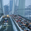 Ветер сдул снег с дорожного покрытия моста — newsvl.ru