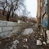 Под дорогой находятся подпорные плиты, которые пока еще справляются со своей главной задачей — newsvl.ru