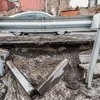 Вода вымыла бордюр и постепенно подмывает грунт под асфальтом — newsvl.ru