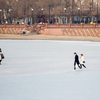 Даже замерзшее море привлекает прогуливающихся горожан — newsvl.ru
