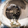 Как сообщает управление дорог и благоустройства Владивостока, разлив воды происходит из-за разрушения ливневой канализации — newsvl.ru
