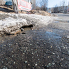 Во время оттепели талая вода размывает лед, но под вечер она вновь превращается в наледь — newsvl.ru