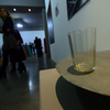 В этой инсталляции один стакан настоящий и два - голографических — newsvl.ru