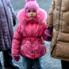 Родители показывают на яркие детские куртки и комбинезоны: раза три сходишь на улицу - и уже черные следы — newsvl.ru