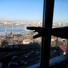 Процесс перевалки угля можно прекрасно наблюдать из окон домов на Калинина, 115 и 115А — newsvl.ru