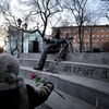 К памятнику автора-исполнителя поклонники возложили цветы — newsvl.ru