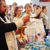 Протоиерей Сабанский освятил воду, которую принесли сотрудники и пациенты Центра  — newsvl.ru