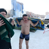 На берегу окунающихся ждут сослуживцы с полотенцами наготове — newsvl.ru