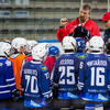 По ходу мастер-класса Сергей Гимаев дал немало советов юным хоккеистам — newsvl.ru