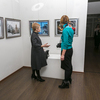 Гости выставки осматривают работы — newsvl.ru