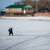 Несмотря на легкий мороз и неслабый ветер, в будний день Спортивную набережную приморской столицы посещают десятки людей — newsvl.ru