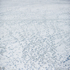 Большинство прогуливающихся сразу направляются к замершей акватории, чтобы выйти на лед — newsvl.ru
