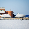 Поклонники зимней рыбалки уходят по льду дальше, чем просто гуляющие люди — newsvl.ru