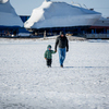Горожанин Илья гулял по льду с 5-летним сыном Лешей — newsvl.ru