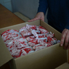Сегодня подготовили более 500 пакетиков — в каждом лежит шоколадка, печенье, православный календарь — newsvl.ru