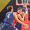 Баскетболист ПСК «Сахалина» Артем Комолов пытается завладеть мячом — newsvl.ru
